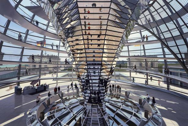 Blick in die gläserne Kuppel des Reichstagsgebäudes in Berlin.