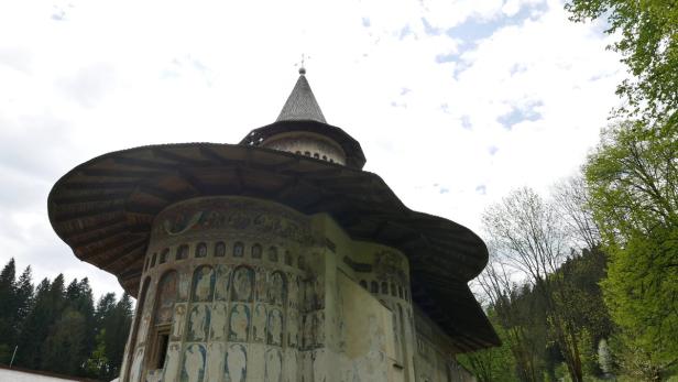 Das Kloster Moldovița in Rumänien mit seiner charakteristischen Architektur und Außenmalerei.