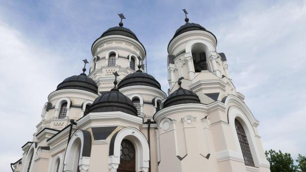 Eine orthodoxe Kirche mit mehreren Kuppeln und Kreuzen gegen einen bewölkten Himmel.