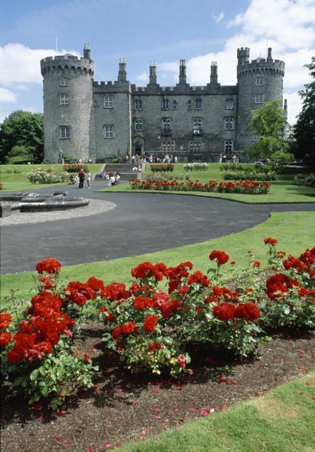 Kilkenny Castle in Irland, umgeben von einem Rosengarten.