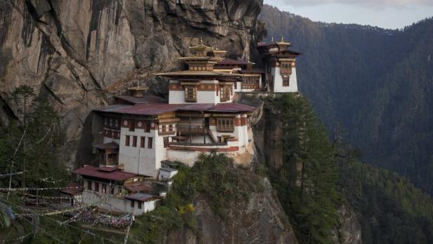 Das Kloster Taktshang in Bhutan klebt an einer steilen Felswand.
