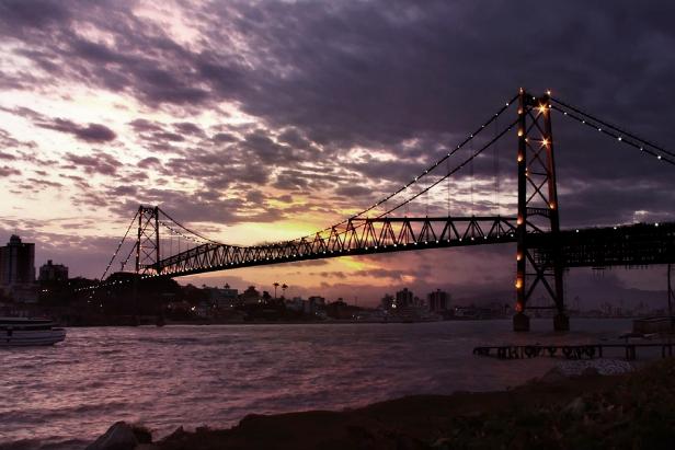 Die Hercílio Luz Brücke in Florianópolis bei Sonnenuntergang.
