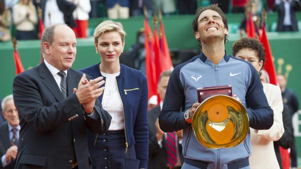 Fürst Albert, Charlène von Monaco und Rafael Nadal bei einer Preisverleihung.