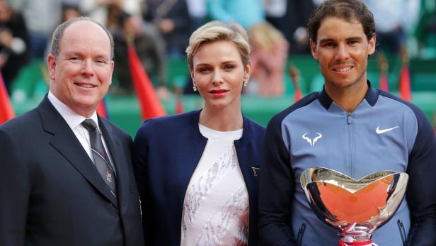 Fürst Albert II., Charlène von Monaco und Rafael Nadal posieren zusammen mit einem Pokal.
