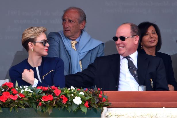 Fürst Albert II. und Charlène von Monaco bei einer Veranstaltung im Freien.