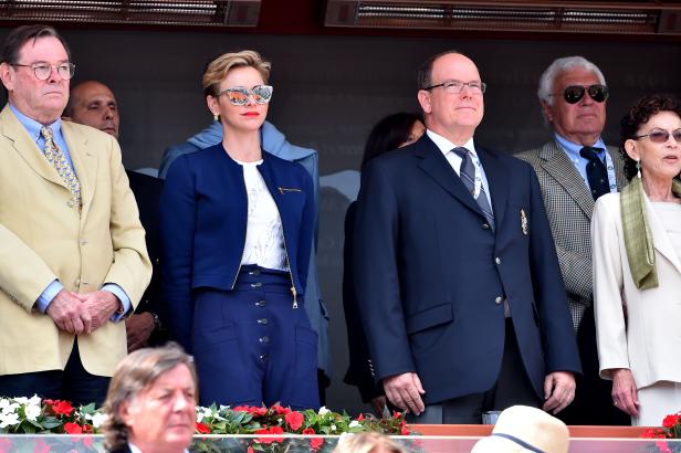 Fürstin Charlène und Fürst Albert von Monaco bei einer Veranstaltung.