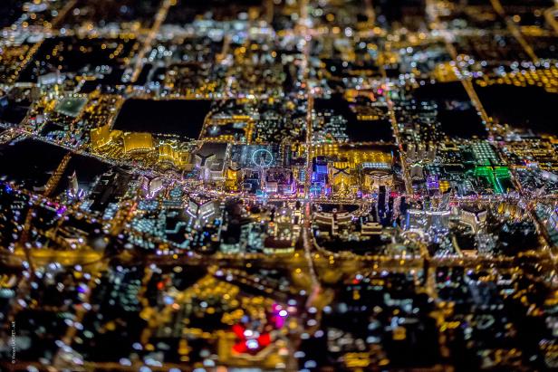 Nachtsicht auf die hell erleuchtete Skyline von Las Vegas.