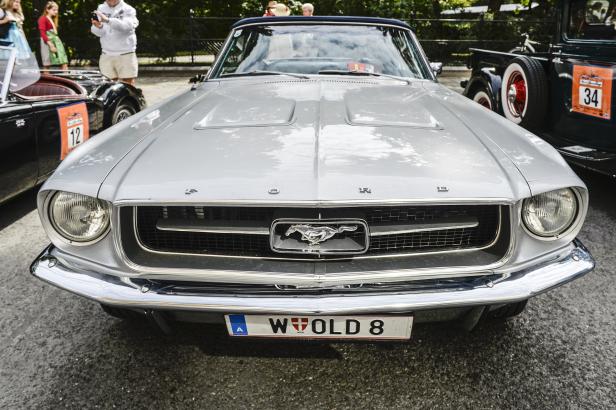 Die Frontansicht eines silbernen Ford Mustang Cabriolets mit Wiener Kennzeichen.