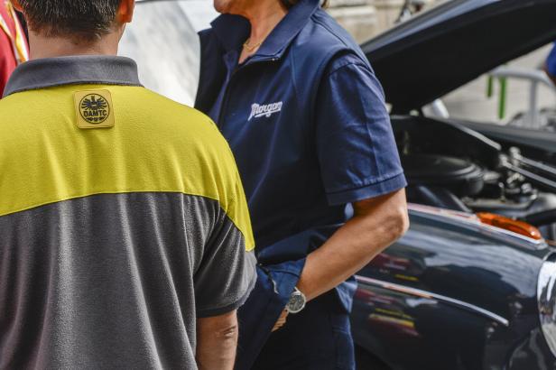 Zwei Männer stehen vor einem Oldtimer, einer trägt ein OAMTC-Polohemd, der andere eine Morgan-Jacke.