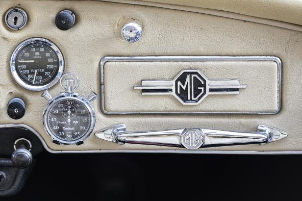 Detailaufnahme des Armaturenbretts eines Oldtimers der Marke MG mit Stoppuhr.