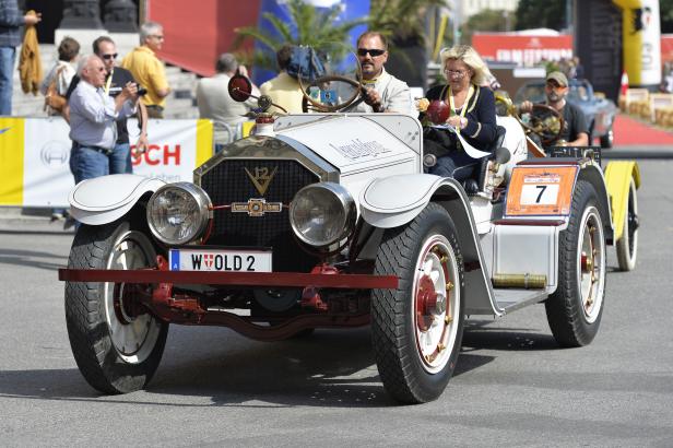 Ein Oldtimer „American La France“ mit Fahrer und Beifahrerin bei einer Veranstaltung.