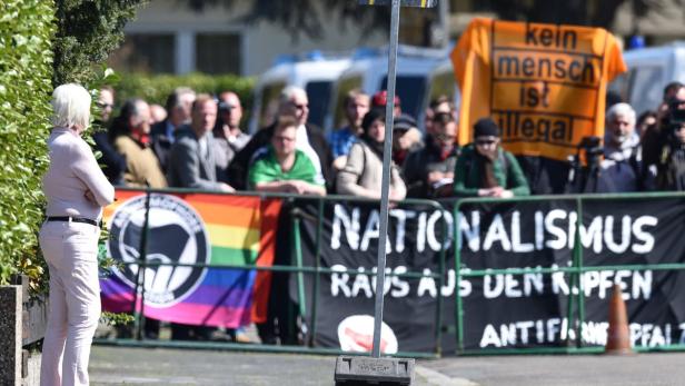 Eine Menschenmenge demonstriert mit Bannern gegen Nationalismus.