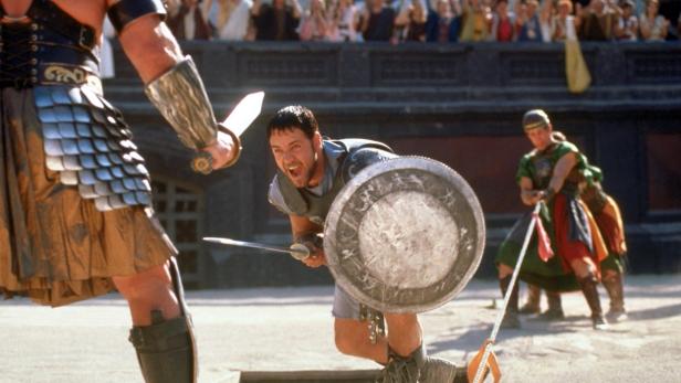 Russell Crowe als Maximus Decimus Meridius kämpft im Film „Gladiator“ in der Arena.