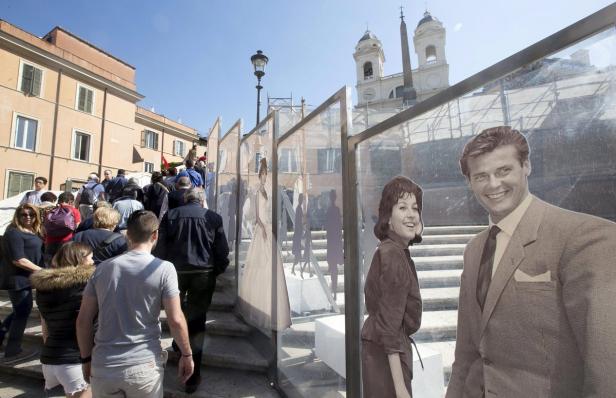 Besucher auf der Spanischen Treppe in Rom, dekoriert mit historischen Filmfiguren.