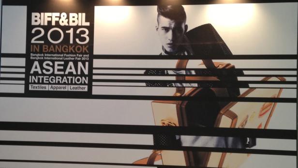 Ein Werbeplakat für die BIFF & BIL 2013 in Bangkok mit einem Model und einer Tasche.