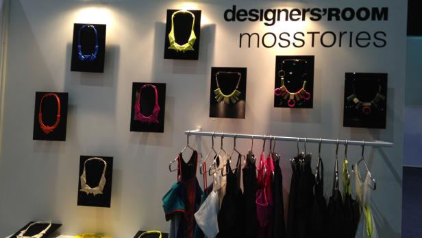Ausstellung von farbenfrohen, modernen Halsketten und Kleidern im „designers' ROOM mosstories“.