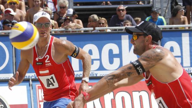 APA/GERT EGGENBERGERAPA8682264-2 - 19072012 - KLAGENFURT - ÖSTERREIC APZU APA-TEXT SI - Beach-VolleyGrand Slam 2012 in Klagenfugenfurt. Im Bild: (v.l.) Alexander Horst (AUT) und Clemens Doppler (AUT) während ihree Spiels gegen do CHEVALLIER / HEYER (SUI Zwei Beachvolleyballspieler während eines Spiels im Sand.