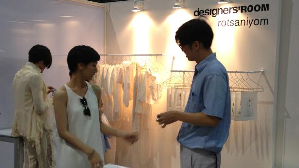 In einem „designers'ROOM rotsaniyom“ werden helle Kleidungsstücke präsentiert.