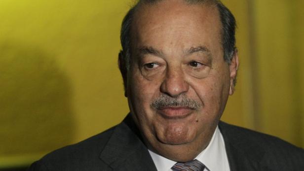 Porträt von Carlos Slim vor einem gelben Hintergrund.