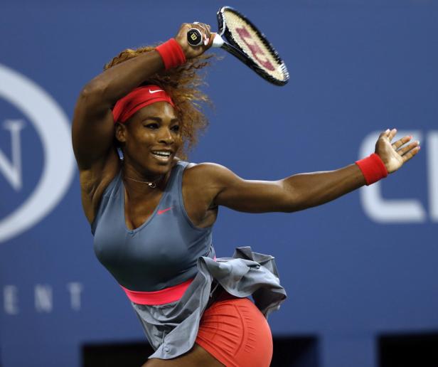 Serena Williams schlägt bei einem Tennismatch auf.
