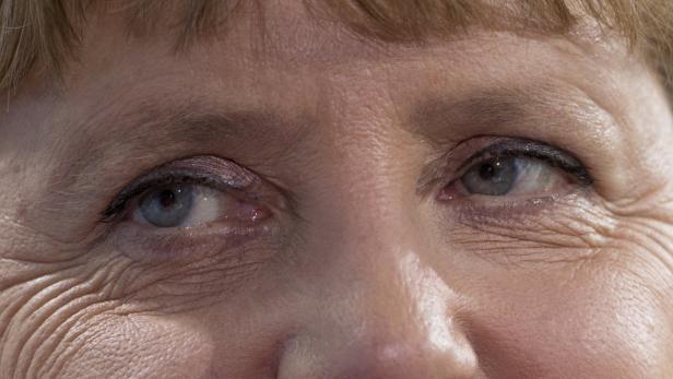 Kanzlerin Merkel: Bundestag-Sondersitzung als Stimmungstest. Nahaufnahme von den Augen einer Frau mit hellem Teint.