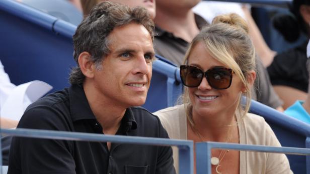 Ben Stiller und Christine Taylor sitzen zusammen auf einer Tribüne.