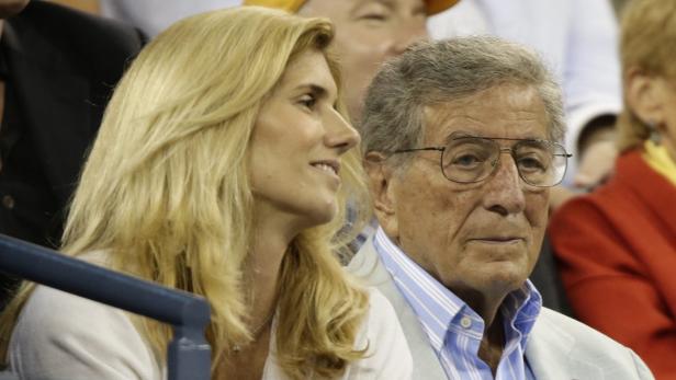Tony Bennett sitzt mit einer blonden Frau zusammen.