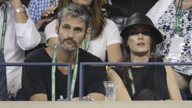Winona Ryder und ihr Partner besuchen gemeinsam ein Tennismatch.