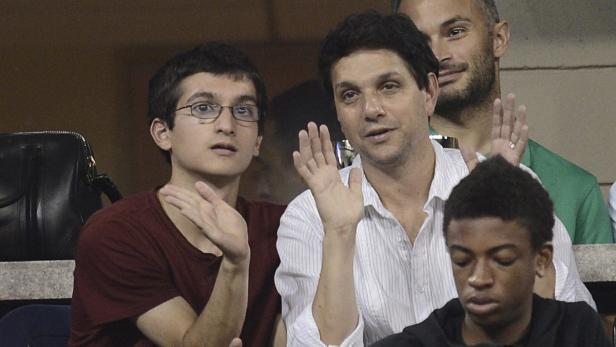 Ralph Macchio mit anderen Zuschauern bei einer Veranstaltung.