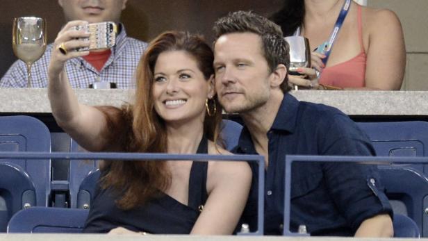 Debra Messing macht mit ihrem Handy ein Selfie mit Will Chase.