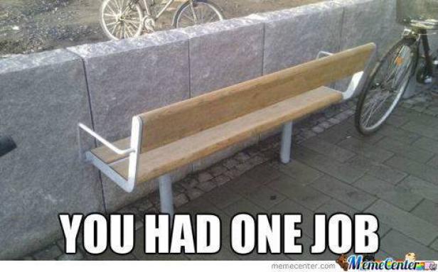 Eine Parkbank wurde direkt vor einer Mauer aufgestellt.