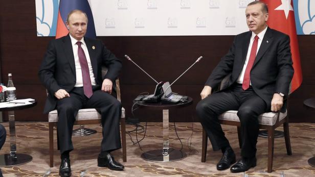 Wladimir Putin und Recep Tayyip Erdoğan sitzen bei einem Treffen nebeneinander.