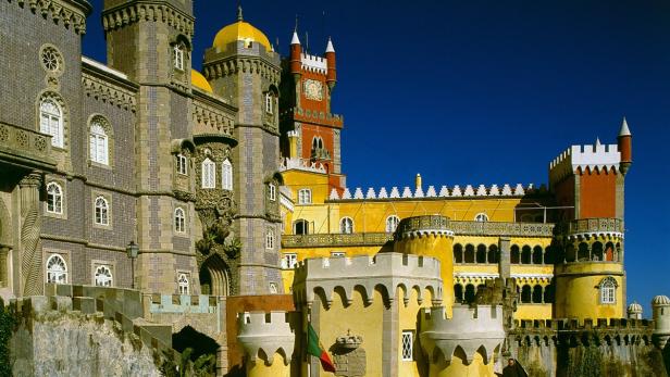 Der Palácio Nacional da Pena in Sintra, Portugal, mit seinen bunten Fassaden und Türmen.