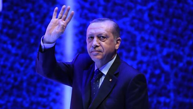 Erdogan-Anhänger pressen "Oranje" aus