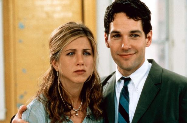 Jennifer Aniston und Paul Rudd stehen zusammen in einer Szene aus dem Film „The Object of My Affection“.