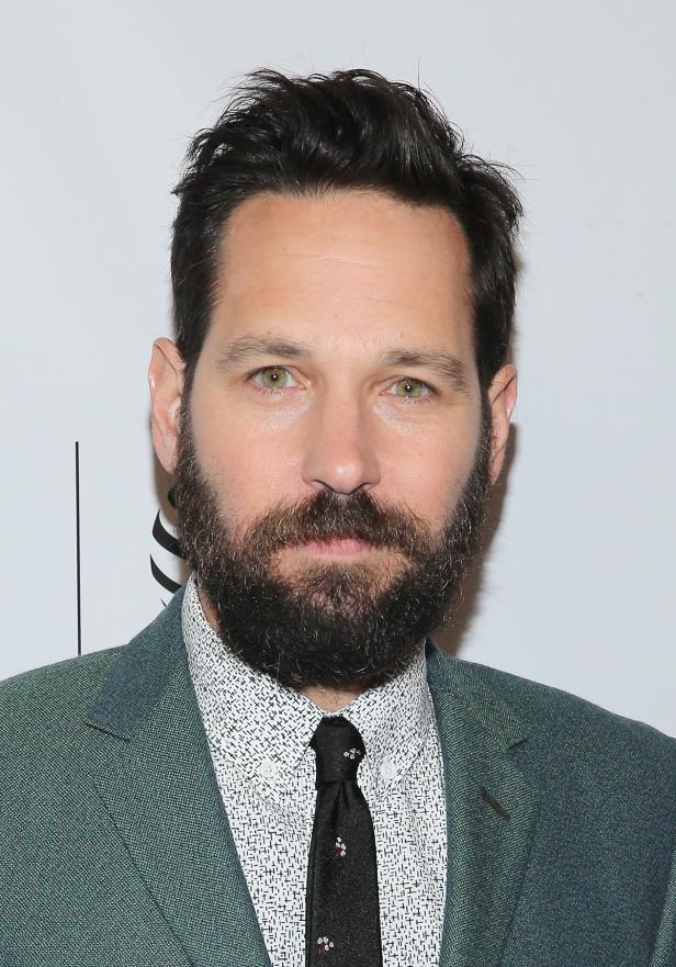 Porträt von Paul Rudd mit Bart und Anzug.