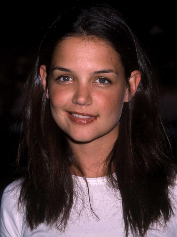 Ein Porträt der lächelnden Schauspielerin Katie Holmes.