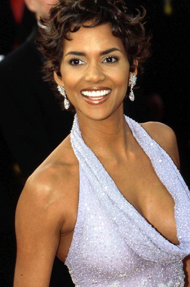 Halle Berry lächelt in einem glitzernden, hellvioletten Kleid.