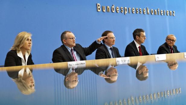 Mehrere Personen sitzen bei einer Bundespressekonferenz an einem Tisch.