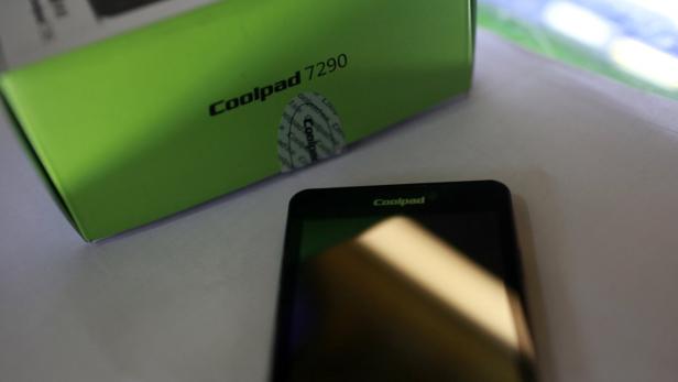 Ein Coolpad-Smartphone liegt neben seiner grünen Verpackung.