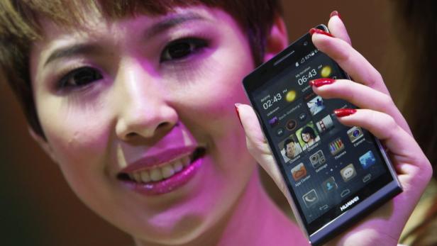 Eine Frau hält ein Huawei-Smartphone in der Hand.