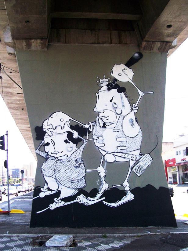 Ein Graffito unter einer Brücke zeigt zwei stilisierte, skurrile Figuren.