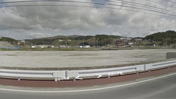 Blick auf ein leeres Grundstück an der Nationalstraße 45 in Japan.