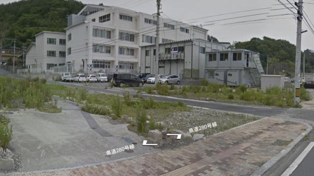 Ein Parkplatz vor einem mehrstöckigen Gebäude in Japan.