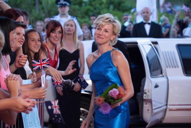 Naomi Watts verlässt eine Limousine, umgeben von Fans mit australischen und britischen Flaggen.