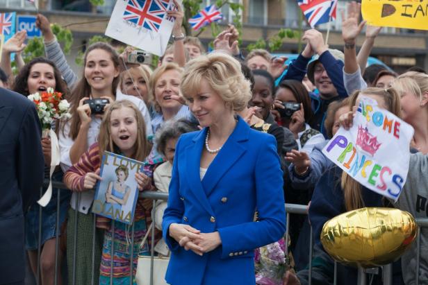 Naomi Watts als Prinzessin Diana wird von Fans mit Union-Jack-Flaggen und Schildern empfangen.