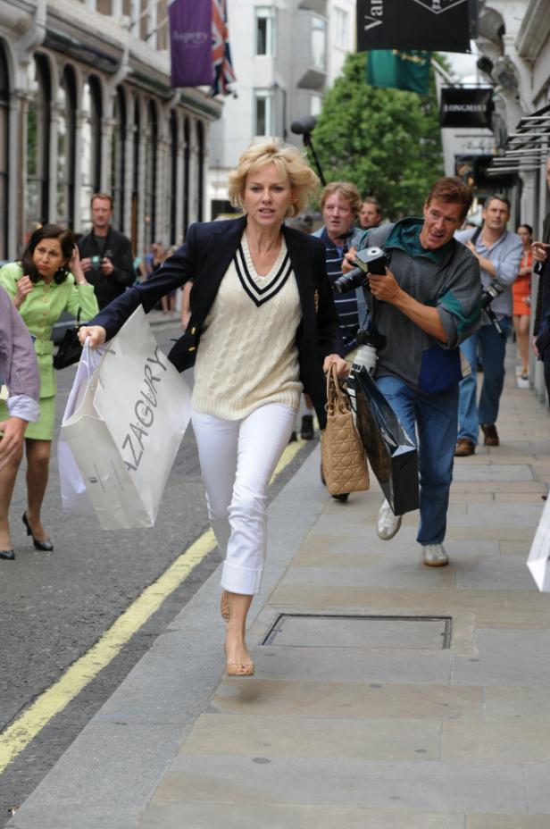 Naomi Watts rennt mit Einkaufstüten vor Paparazzi davon.