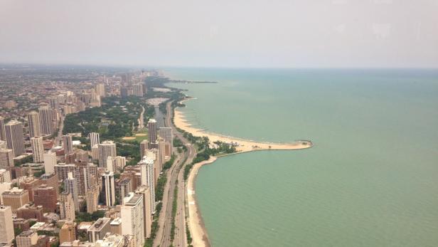 Luftaufnahme von Chicago mit Blick auf den Michigansee und die Küstenlinie.
