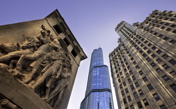 Blick auf den Trump Tower, das Wrigley Building und ein Gebäude mit Reliefs in Chicago.