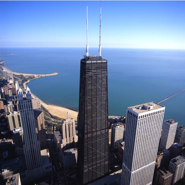 Luftaufnahme des John Hancock Centers in Chicago mit Blick auf den Michigansee.